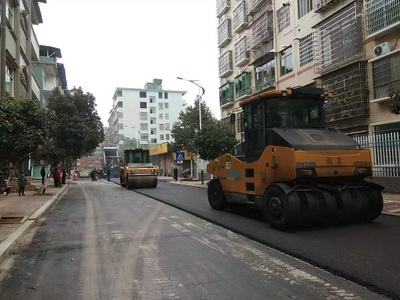 新田社區道路“白改黑”提質改造工程加速推進，通訊工程同步提升基建品質